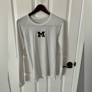 Lululemon long sleeve women size 6